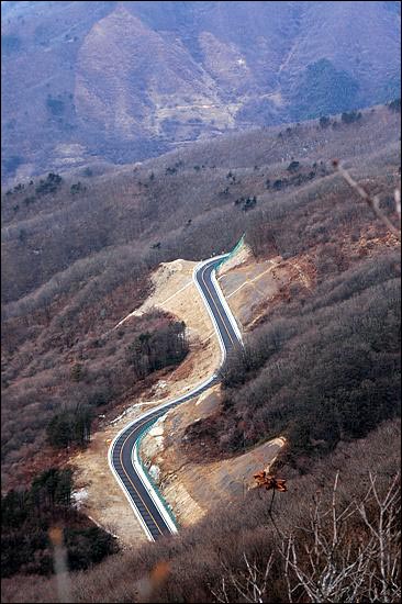 장수군 송천리 -진안군 신암면의 경계인 서구리재를 관통하는 포장도로,  차가 거의 다니지 않는 전형적인 생태계 파괴와 예산낭비형 도로다. 